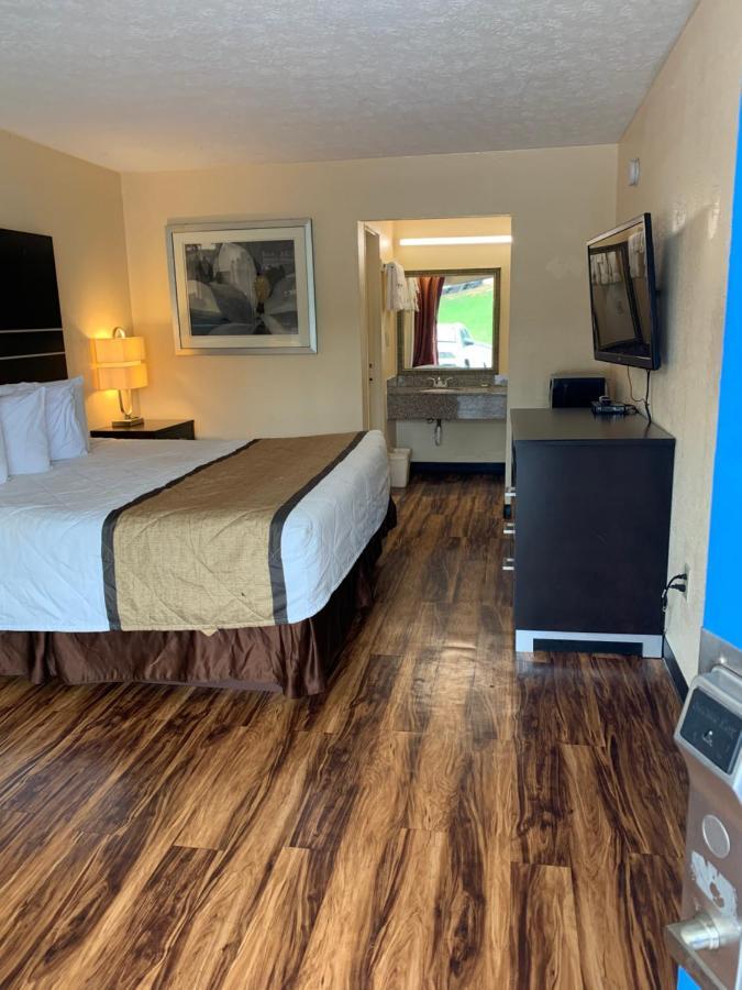 Country Hearth & Hotel